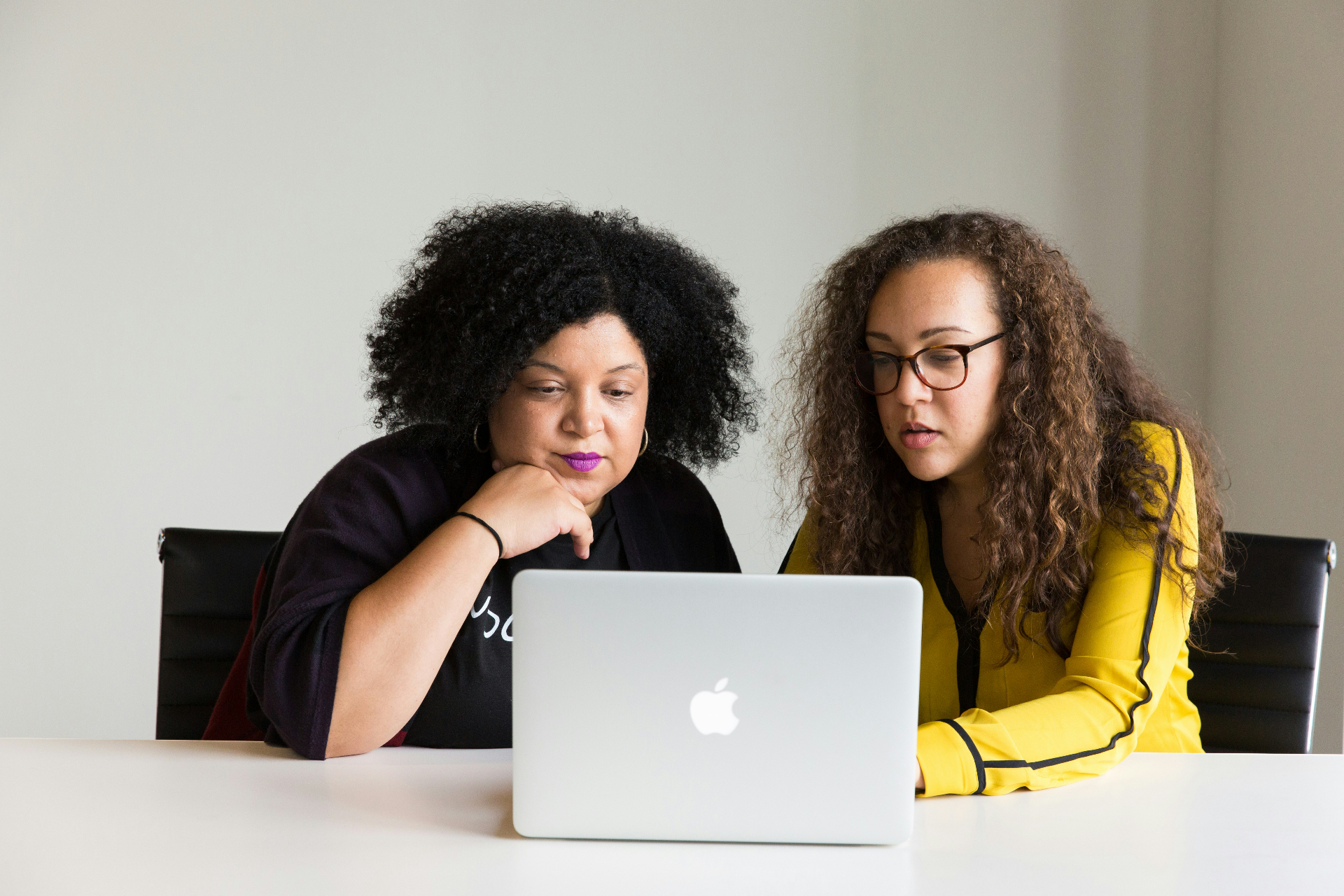 A hivehealth guide reviewing care options with a member at a laptop.